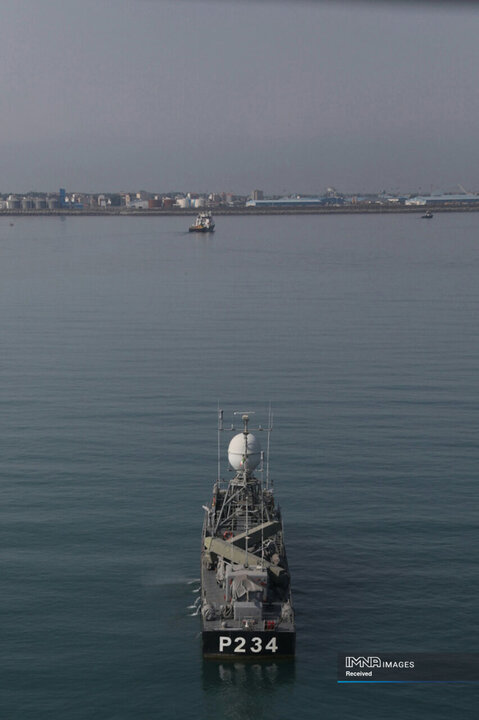 ورود شناور روسیه به آب های ایران و استقبال یگان های آیین نیروی دریایی ارتش جمهوری اسلامی ایران در بندرانزلی