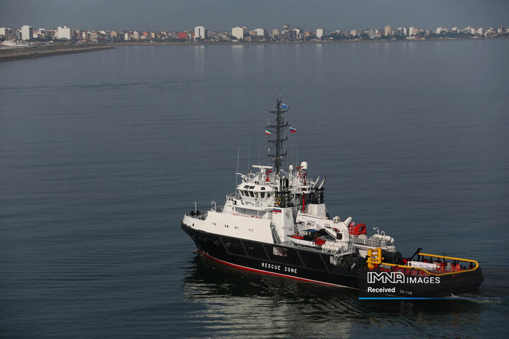 ورود شناور روسیه به آب های ایران و استقبال یگان های آیین نیروی دریایی ارتش جمهوری اسلامی ایران در بندرانزلی