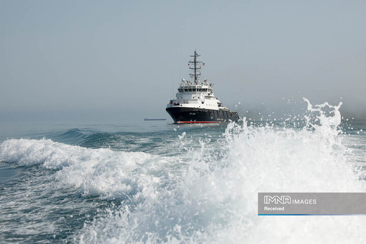 ورود شناور روسیه به آب های ایران و استقبال یگان های آیین نیروی دریایی ارتش جمهوری اسلامی ایران در بندرانزلی