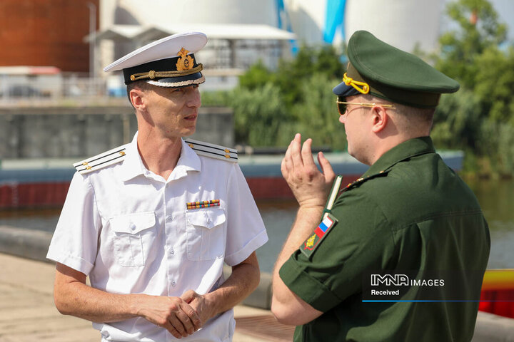 ورود شناور روسیه به آب های ایران و استقبال یگان های آیین نیروی دریایی ارتش جمهوری اسلامی ایران در بندرانزلی