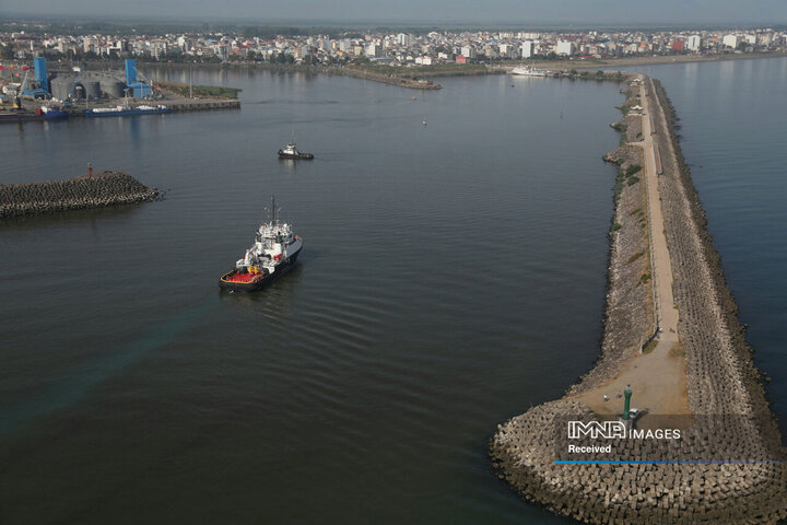 ورود شناور روسیه به آب های ایران و استقبال یگان های آیین نیروی دریایی ارتش جمهوری اسلامی ایران در بندرانزلی