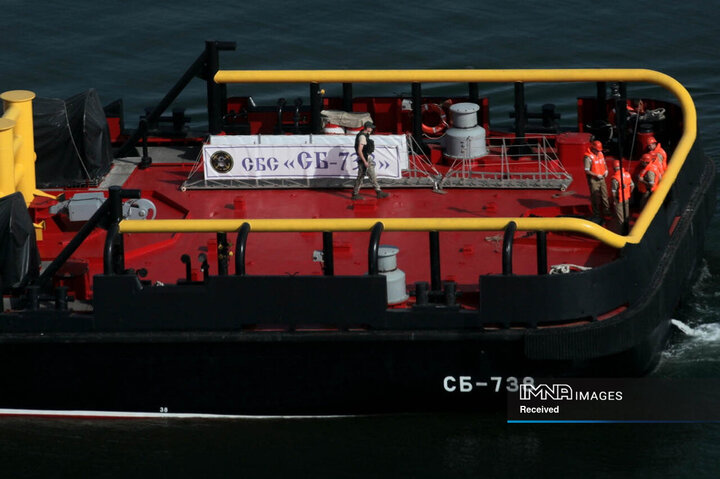 ورود شناور روسیه به آب های ایران و استقبال یگان های آیین نیروی دریایی ارتش جمهوری اسلامی ایران در بندرانزلی