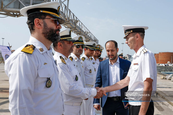 ورود شناور روسیه به آب های ایران و استقبال یگان های آیین نیروی دریایی ارتش جمهوری اسلامی ایران در بندرانزلی