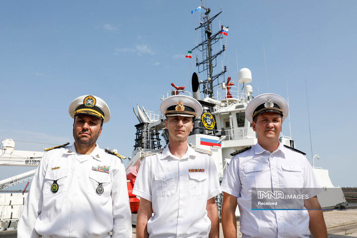 ورود شناور روسیه به آب های ایران و استقبال یگان های آیین نیروی دریایی ارتش جمهوری اسلامی ایران در بندرانزلی