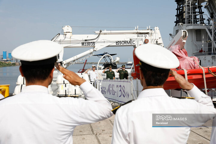 ورود شناور روسیه به آب های ایران و استقبال یگان های آیین نیروی دریایی ارتش جمهوری اسلامی ایران در بندرانزلی