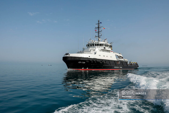 ورود شناور روسیه به آب های ایران و استقبال یگان های آیین نیروی دریایی ارتش جمهوری اسلامی ایران در بندرانزلی