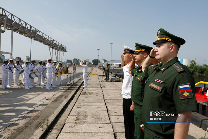 ورود شناور روسیه به آب های ایران و استقبال یگان های آیین نیروی دریایی ارتش جمهوری اسلامی ایران در بندرانزلی