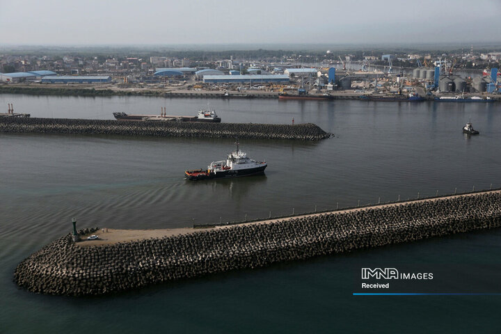 ورود شناور روسیه به آب های ایران و استقبال یگان های آیین نیروی دریایی ارتش جمهوری اسلامی ایران در بندرانزلی