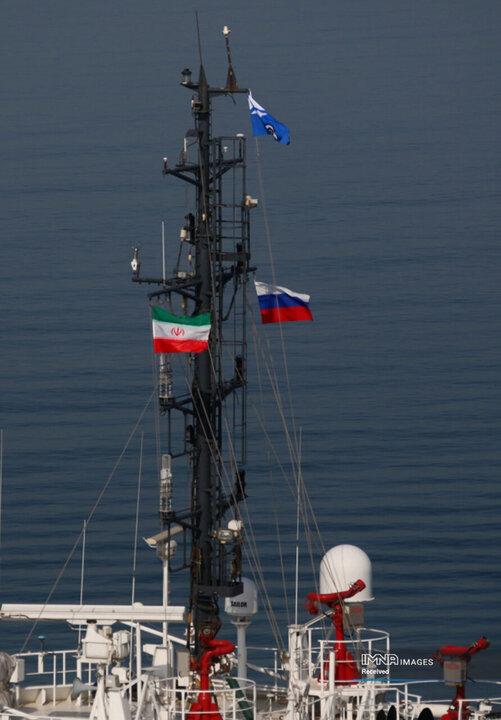 ورود شناور روسیه به آب های ایران و استقبال یگان های آیین نیروی دریایی ارتش جمهوری اسلامی ایران در بندرانزلی