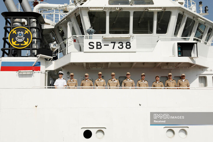 ورود شناور روسیه به آب های ایران و استقبال یگان های آیین نیروی دریایی ارتش جمهوری اسلامی ایران در بندرانزلی
