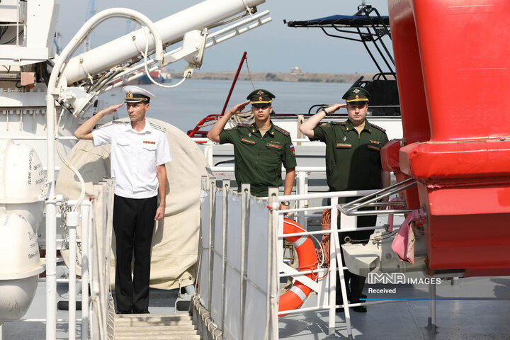 ورود شناور روسیه به آب های ایران و استقبال یگان های آیین نیروی دریایی ارتش جمهوری اسلامی ایران در بندرانزلی