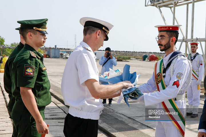 ورود شناور روسیه به آب های ایران و استقبال یگان های آیین نیروی دریایی ارتش جمهوری اسلامی ایران در بندرانزلی