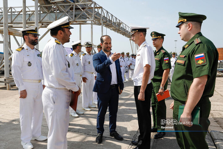 ورود شناور روسیه به آب های ایران و استقبال یگان های آیین نیروی دریایی ارتش جمهوری اسلامی ایران در بندرانزلی