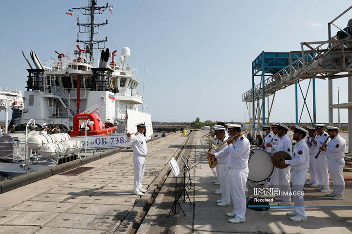ورود شناور روسیه به آب های ایران و استقبال یگان های آیین نیروی دریایی ارتش جمهوری اسلامی ایران در بندرانزلی