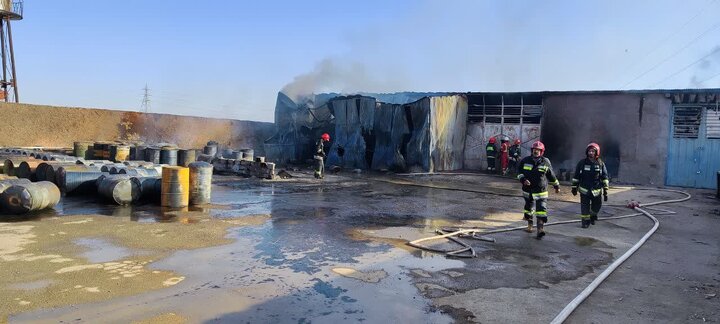 حریق گسترده در یک کارگاه فراوری روغن + فیلم