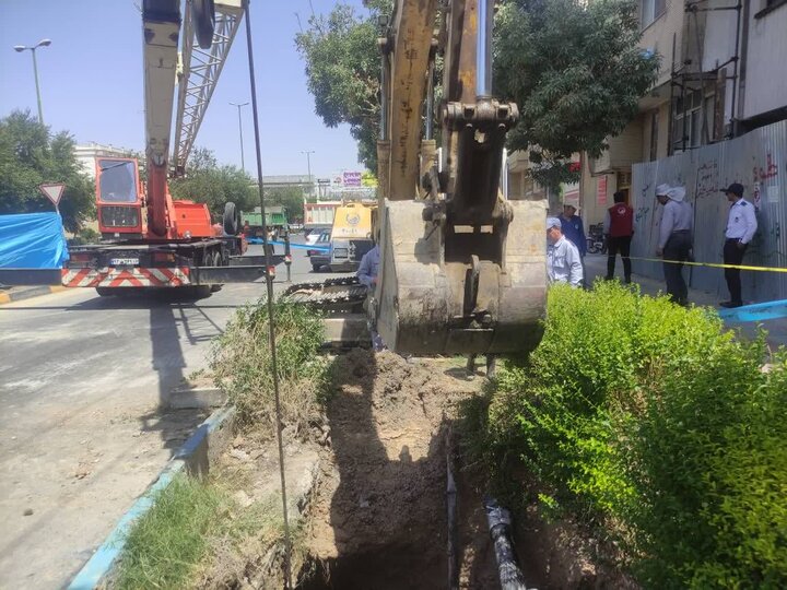 فرسودگی خط لوله فاضلاب موجب ایجاد حفره در خیابان طاهرزاده شد +عکس