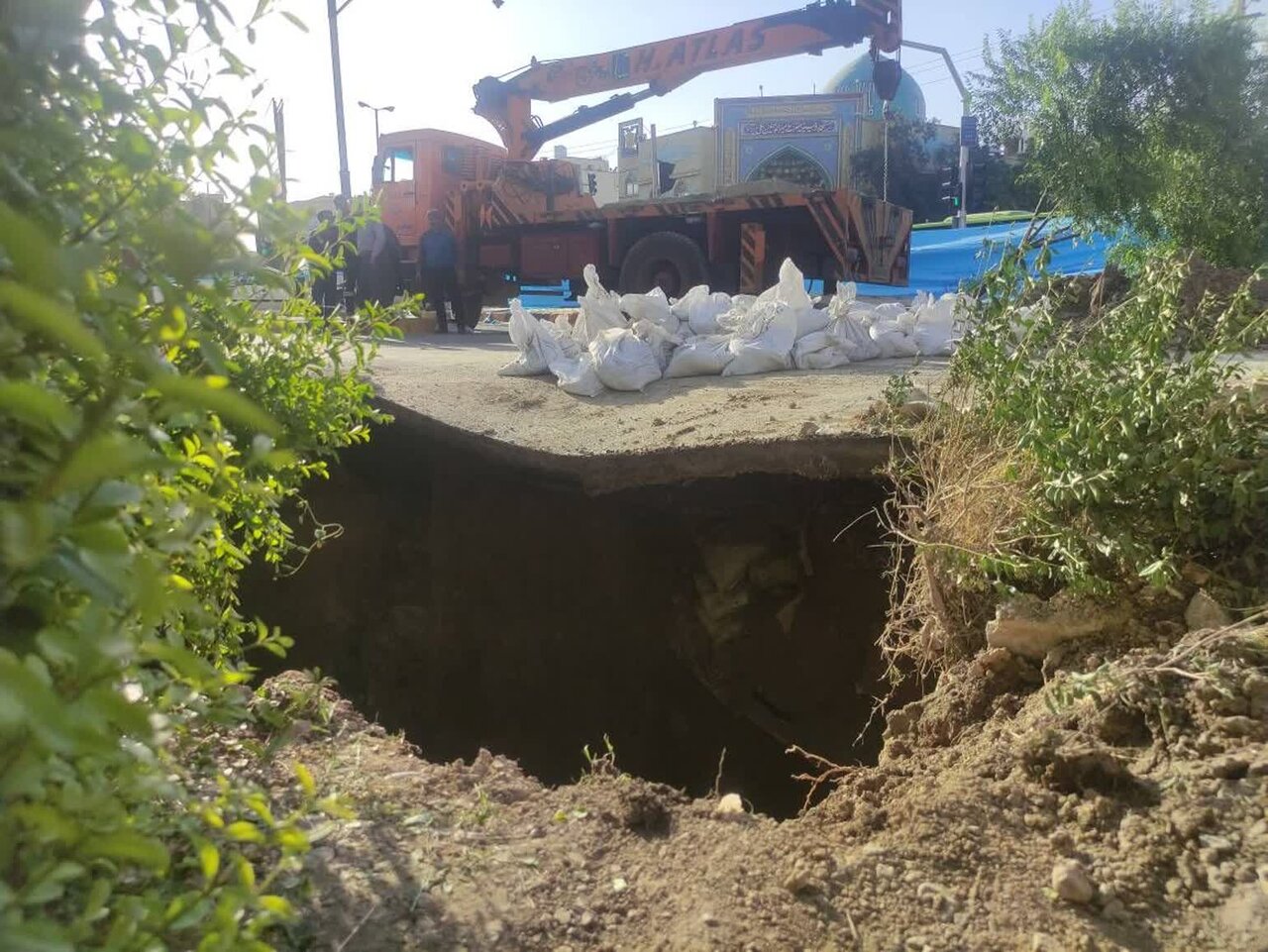 فرسودگی خط لوله فاضلاب موجب ایجاد حفره در خیابان طاهرزاده شد +عکس