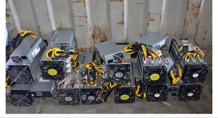 کشف ۸ دستگاه ماینر استخراجگر ارز دیجیتال در محمودآباد