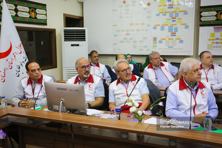 نشست مشترک جمعیت هلال احمر و مجمع خیرین سلامت استان اصفهان