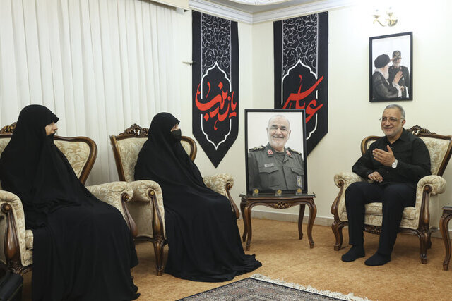 دیدار شهردار تهران با خانواده شهدای اقتدار