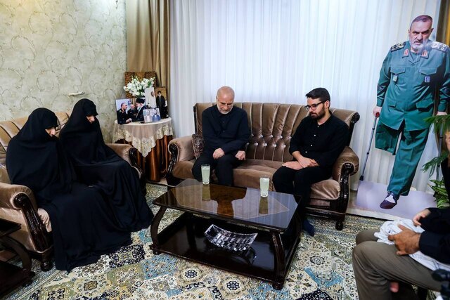 حضور قالیباف در منزل سرداران شهیدان رشید، سلامی و محقق
