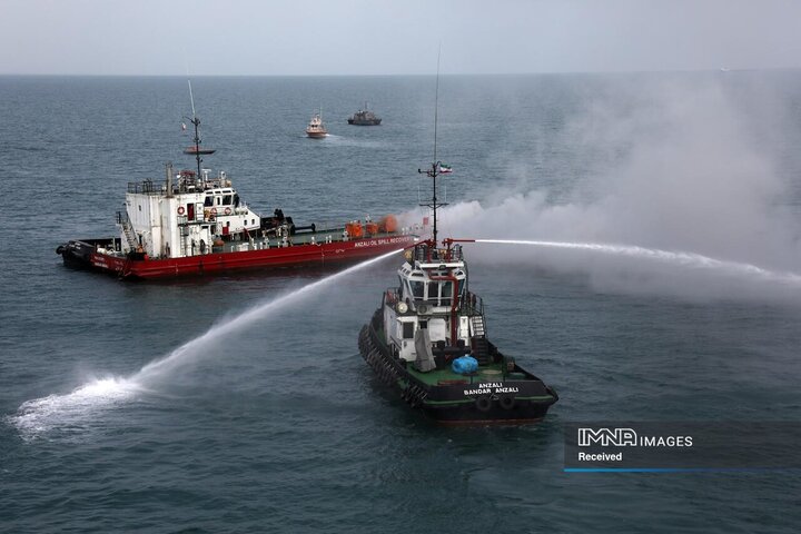 اجرای عملیات اطفای حریق توسط تیم‌های امدادی ایران و فدراتیو روسیه در رزمایش امداد و نجات 2025 دریای خزر