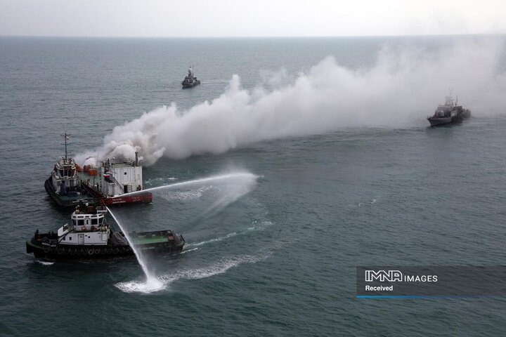 اجرای عملیات اطفای حریق توسط تیم‌های امدادی ایران و فدراتیو روسیه در رزمایش امداد و نجات 2025 دریای خزر