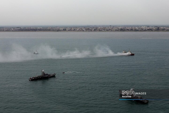 اجرای عملیات اطفای حریق توسط تیم‌های امدادی ایران و فدراتیو روسیه در رزمایش امداد و نجات 2025 دریای خزر