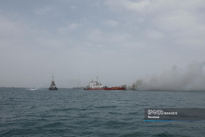 اجرای عملیات اطفای حریق توسط تیم‌های امدادی ایران و فدراتیو روسیه در رزمایش امداد و نجات 2025 دریای خزر