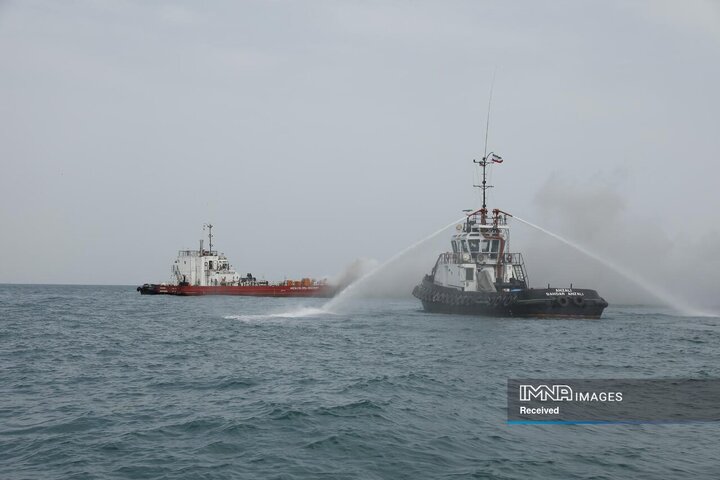 اجرای عملیات اطفای حریق توسط تیم‌های امدادی ایران و فدراتیو روسیه در رزمایش امداد و نجات 2025 دریای خزر