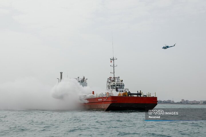 اجرای عملیات اطفای حریق توسط تیم‌های امدادی ایران و فدراتیو روسیه در رزمایش امداد و نجات 2025 دریای خزر