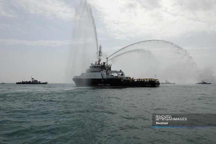 اجرای عملیات اطفای حریق توسط تیم‌های امدادی ایران و فدراتیو روسیه در رزمایش امداد و نجات 2025 دریای خزر
