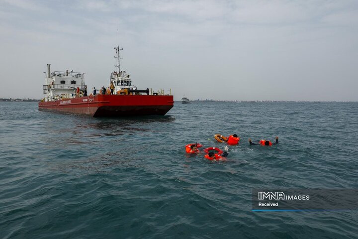 اجرای عملیات اطفای حریق توسط تیم‌های امدادی ایران و فدراتیو روسیه در رزمایش امداد و نجات 2025 دریای خزر