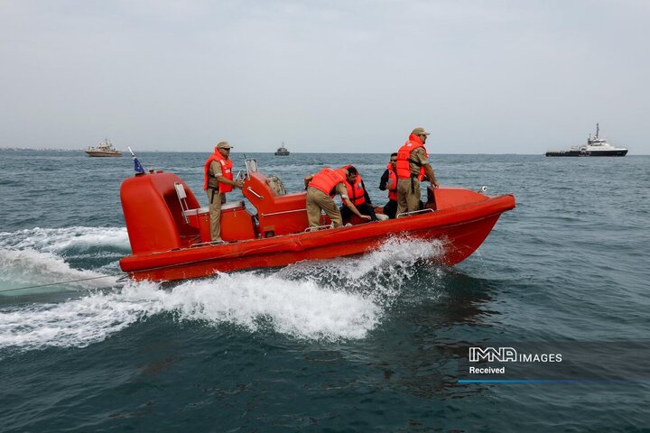اجرای عملیات اطفای حریق توسط تیم‌های امدادی ایران و فدراتیو روسیه در رزمایش امداد و نجات 2025 دریای خزر