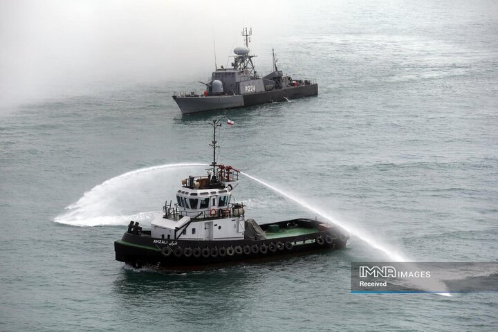 اجرای عملیات اطفای حریق توسط تیم‌های امدادی ایران و فدراتیو روسیه در رزمایش امداد و نجات 2025 دریای خزر