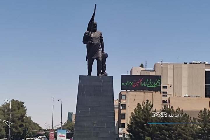 ساماندهی و زیباسازی مجسمه کاوه آهنگر با طرح و مصالح جدید