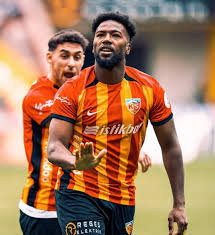 داکنز نازون مهاجم هائیتیایی استقلال + بررسی سوابق و وضعیت انتقال