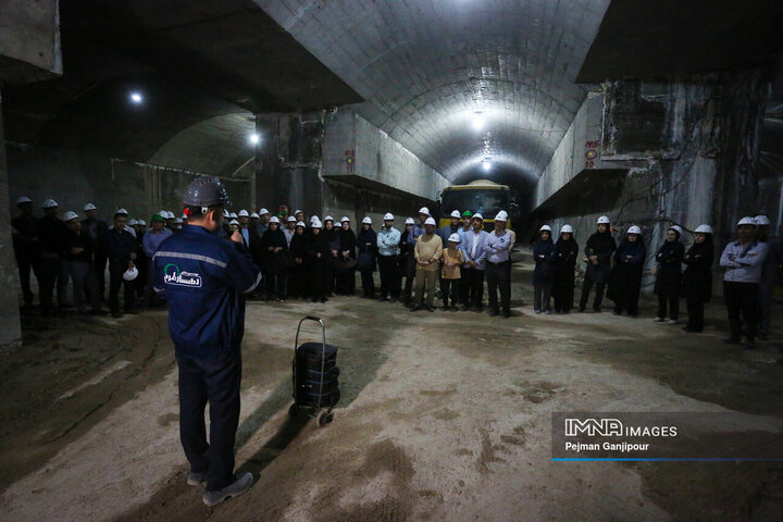 بازدید روسای ادارات و کارشناسان برنامه‌ریزی مناطق شهرداری از پروژه‌های شاخص اصفهان