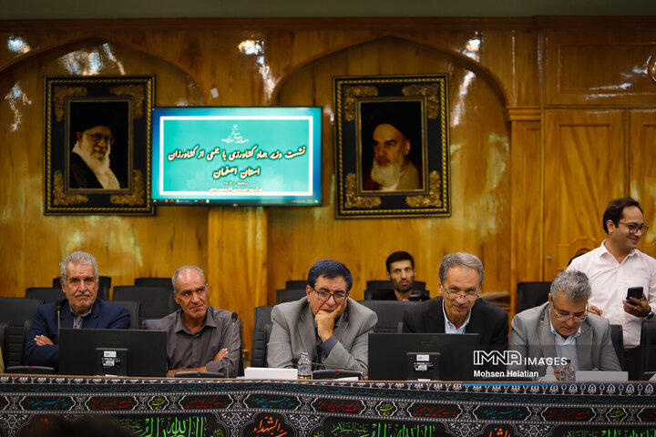 نشست وزیر جهاد کشاورزی با جمعی از کشاورزان استان اصفهان