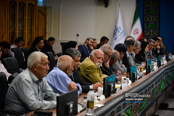 نشست وزیر جهاد کشاورزی با جمعی از کشاورزان استان اصفهان