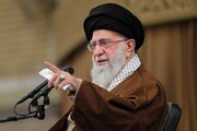 رهبر انقلاب: دشمنان ایران آهن سرد می‌کوبند