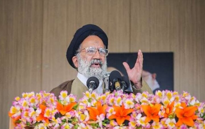 حضور در نماز جمعه و جماعات، توطئه‌های دشمن را نقش بر آب می‌کند