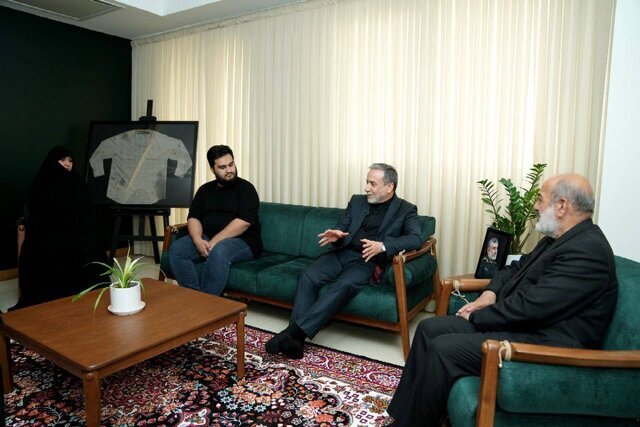 دیدار عراقچی با خانواده شهید حاجی‌زاده