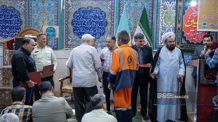 تجلیل از خادمان و پیشکسوتان نمازجمعه خوراسگان