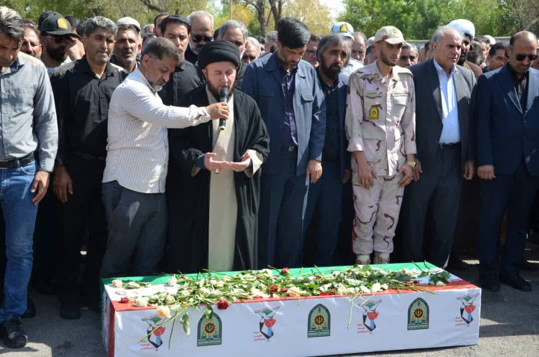 پیکر مطهر مرزبان شهید سجاد ادیب در گلزار شهدای اندیمشک تشییع شد