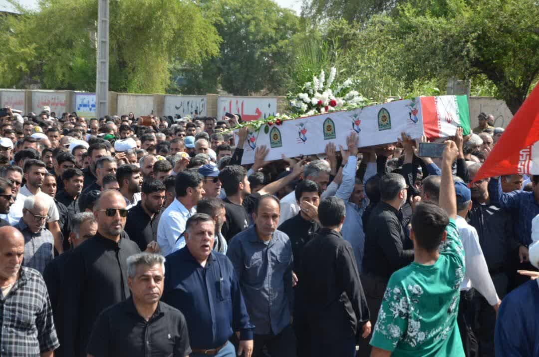 پیکر مطهر مرزبان شهید سجاد ادیب در گلزار شهدای اندیمشک تشییع شد