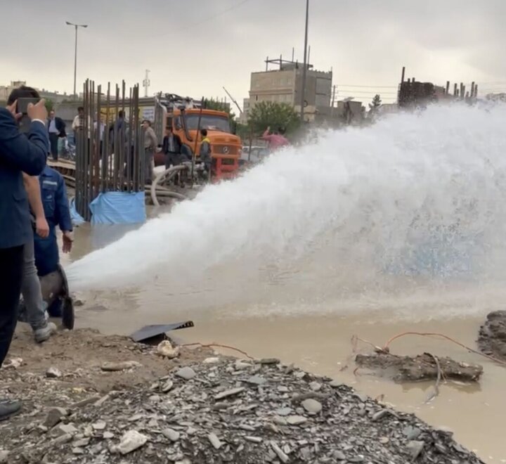 شکستگی لوله آب غیرشرب در سنندج و فوران آب به منازل و معابر + فیلم