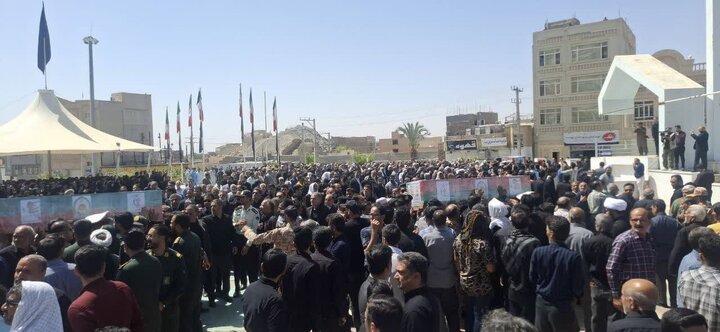 زاهدانِ داغ‌دار، اما استوار/ خشم مردم علیه تروریست‌های اجاره‌ای در آئین وداع با شهدا