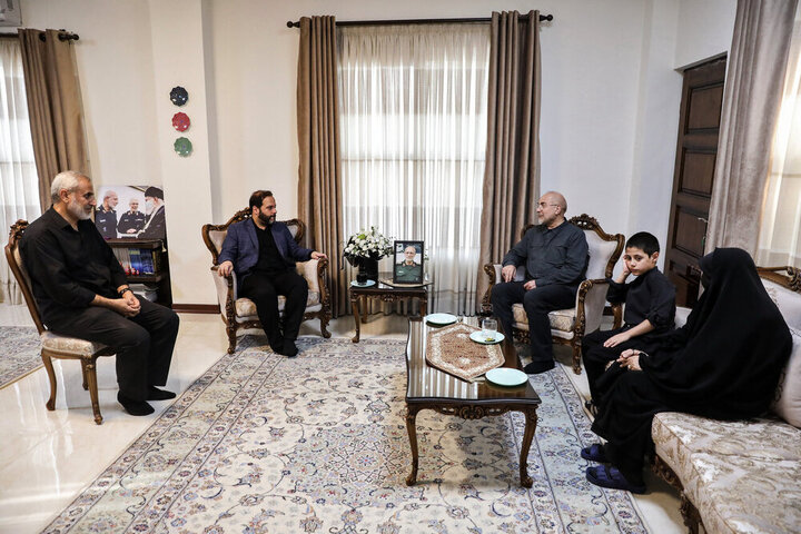 حضور قالیباف در منزل سرلشکر شهید غلامرضا محرابی