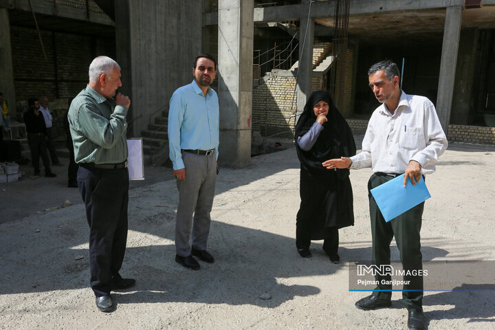 بازدید کمیسیون فرهنگی، اجتماعی و ورزشی شورای شهر از روند ساخت چشمه های نورانی در مناطق شهرداری اصفهان